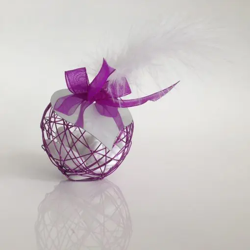 Boule métallique à dragées violet avec plume blanche