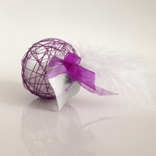 Boule métallique à dragées violet avec plume blanche