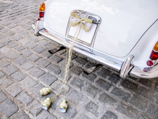 Décoration voiture mariage champêtre Jute et dentelle