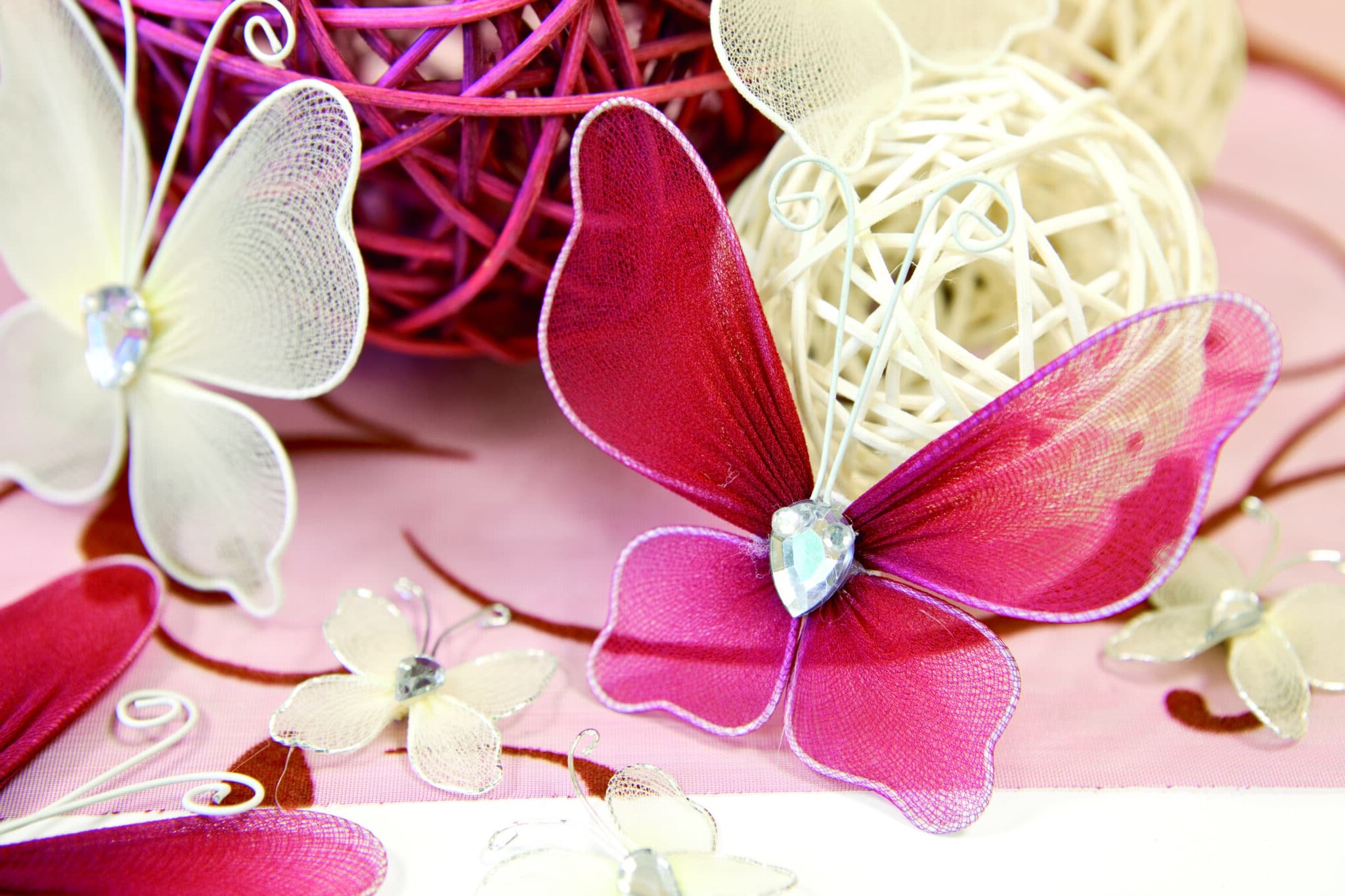 10 petits papillons fuchsia décoration de mariage. 