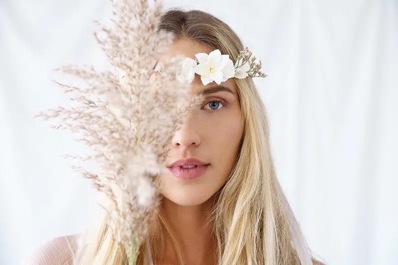accessoire couronne fleuri cheveux blanc